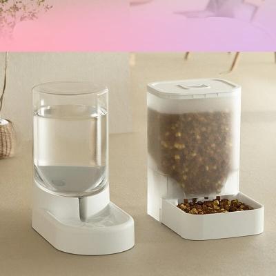 distributeur-automatique-de-croquettes-pour-chat-blanc