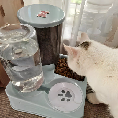 distributeur-croquettes-chat-qui-mange