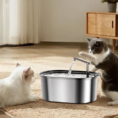 deux-chats-près-de-la-fontaine-qui-verse-de-l'eau-l'un-est-blanc-et-gris-et-lève-la-patte-au-dessus-de-la-fontaine-l'autre-est-blanc-et-allongé