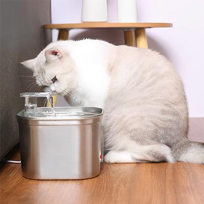 fontaine-a-eau-chat-beige-qui-boit