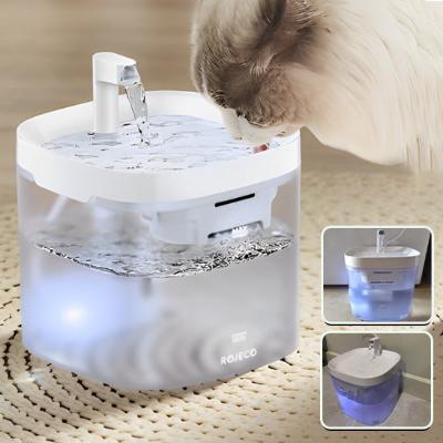 fontaine-a-eau-chat-beige-qui-boit