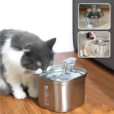 fontaine-a-eau-chat-gris-et-blanc-qui-boit