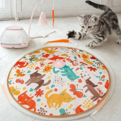 chaton-tigré-gris-joue-avec-son-jouet-interactif