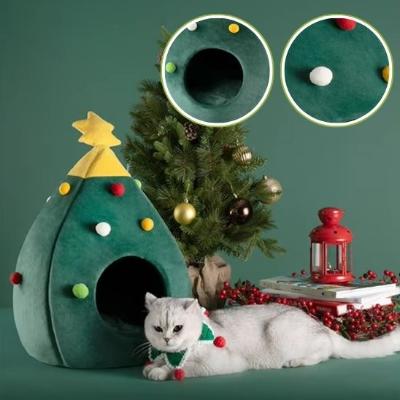 niche-pour-chat-sapin-boules-de-noel