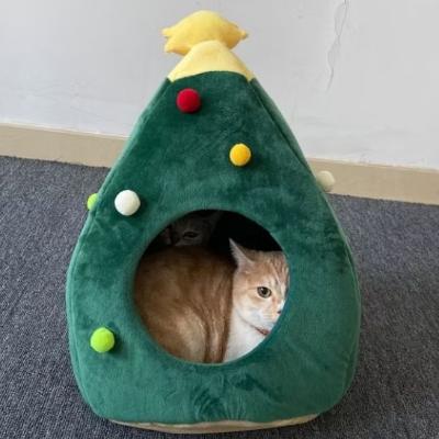 niche-pour-chat-sapin-deux-chats