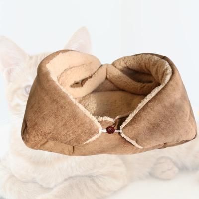 panier-pour-chat-beige-avec-fond-chat-roux