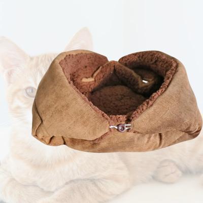 panier-pour-chat-marron-avec-fond-chat-roux